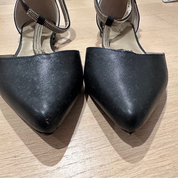 Guess Flats - Picture 2 of 4